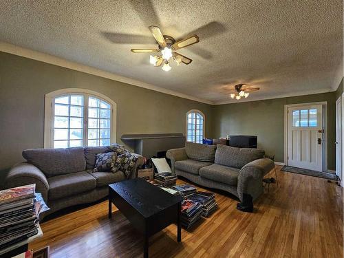 804 8 Avenue South, Lethbridge, AB - Indoor Photo Showing Living Room