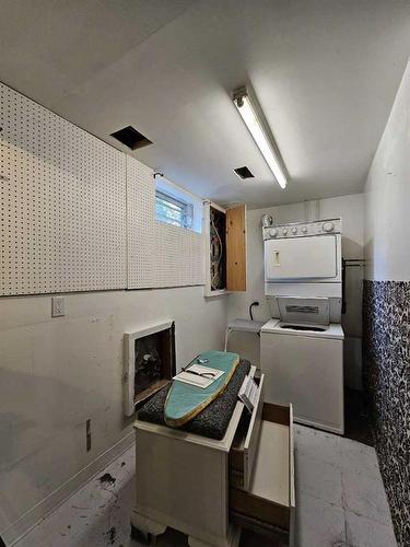 1138 Great Lakes Road South, Lethbridge, AB - Indoor Photo Showing Laundry Room