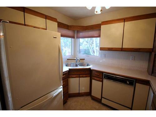 2502 22 Avenue South, Lethbridge, AB - Indoor Photo Showing Kitchen With Double Sink