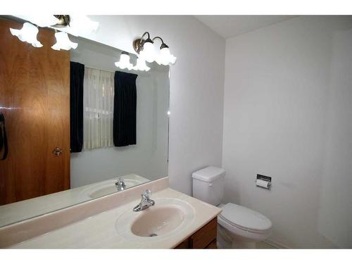 2502 22 Avenue South, Lethbridge, AB - Indoor Photo Showing Bathroom