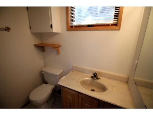 2502 22 Avenue South, Lethbridge, AB - Indoor Photo Showing Bathroom