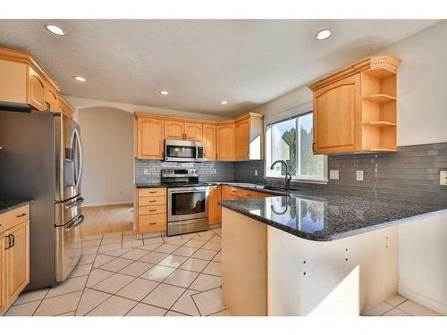 84 Canyon Boulevard West, Lethbridge, AB - Indoor Photo Showing Kitchen With Stainless Steel Kitchen