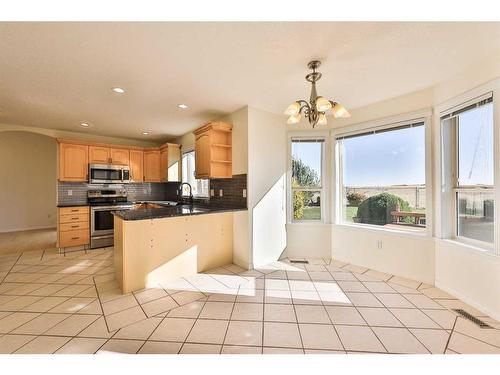 84 Canyon Boulevard West, Lethbridge, AB - Indoor Photo Showing Kitchen