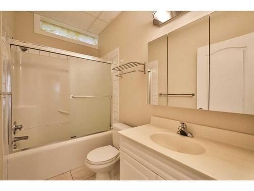 84 Canyon Boulevard West, Lethbridge, AB - Indoor Photo Showing Bathroom