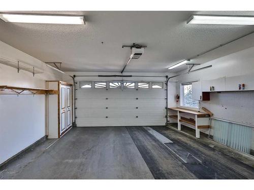 84 Canyon Boulevard West, Lethbridge, AB - Indoor Photo Showing Garage