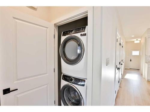 1-18 Riverford Close West, Lethbridge, AB - Indoor Photo Showing Laundry Room