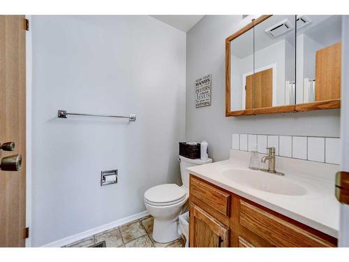 30 Purdue Court West, Lethbridge, AB - Indoor Photo Showing Bathroom