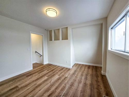 215 Dufferin Street, Granum, AB - Indoor Photo Showing Other Room