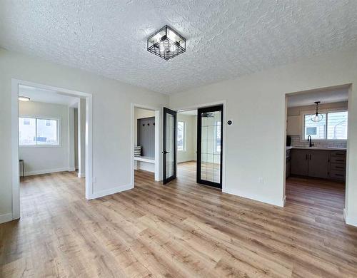 215 Dufferin Street, Granum, AB - Indoor Photo Showing Other Room