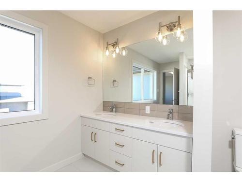 1153 Abitibi Road West, Lethbridge, AB - Indoor Photo Showing Bathroom