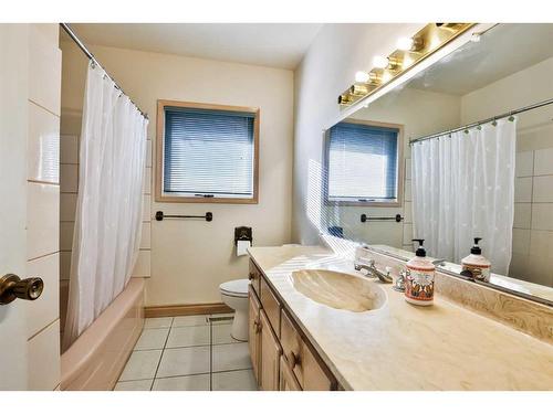 44 E 100 S, Raymond, AB - Indoor Photo Showing Bathroom