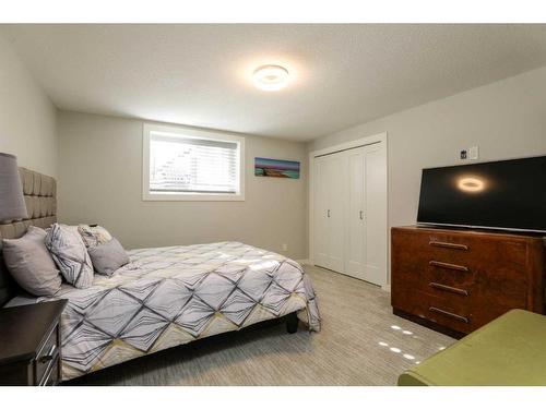 2 Hill Drive-213026 Twp Rd 70, Welling, AB - Indoor Photo Showing Bedroom