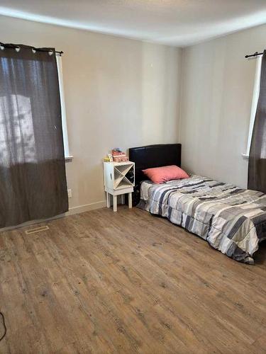 1314 5A Avenue North, Lethbridge, AB - Indoor Photo Showing Bedroom