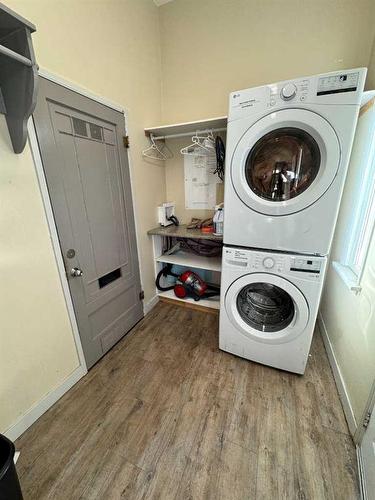 1314 5A Avenue North, Lethbridge, AB - Indoor Photo Showing Laundry Room