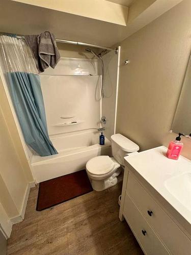 1314 5A Avenue North, Lethbridge, AB - Indoor Photo Showing Bathroom