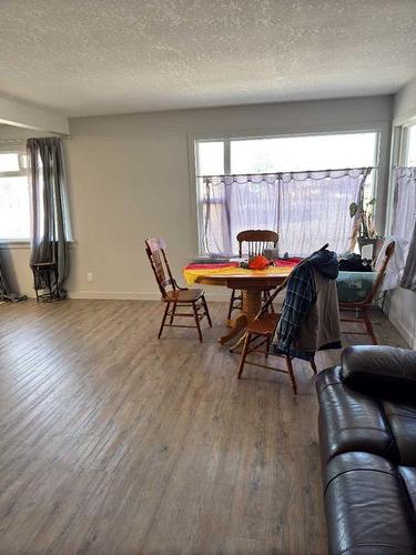 1314 5A Avenue North, Lethbridge, AB - Indoor Photo Showing Living Room