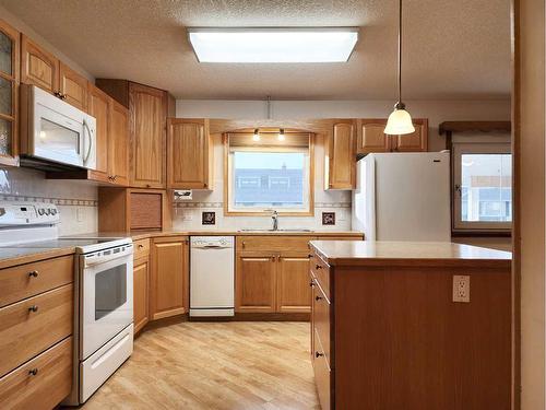 240 53 Avenue East, Claresholm, AB - Indoor Photo Showing Kitchen