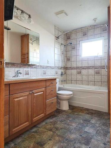 240 53 Avenue East, Claresholm, AB - Indoor Photo Showing Bathroom