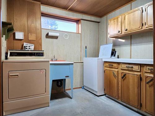 240 53 Avenue East, Claresholm, AB - Indoor Photo Showing Laundry Room