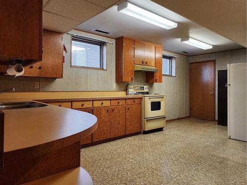 240 53 Avenue East, Claresholm, AB - Indoor Photo Showing Kitchen