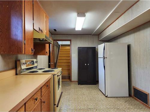 240 53 Avenue East, Claresholm, AB - Indoor Photo Showing Kitchen