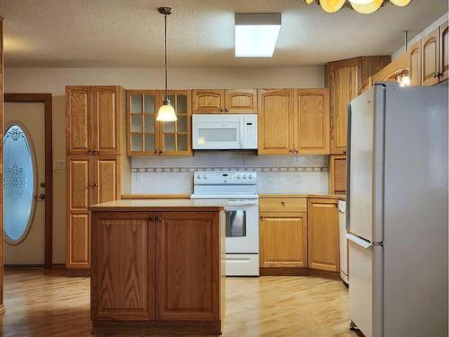 240 53 Avenue East, Claresholm, AB - Indoor Photo Showing Kitchen