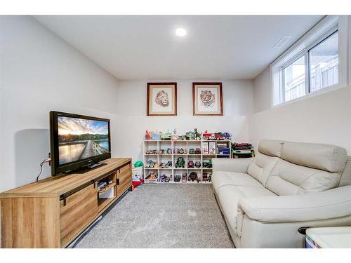 2018 30A Avenue, Coaldale, AB - Indoor Photo Showing Living Room