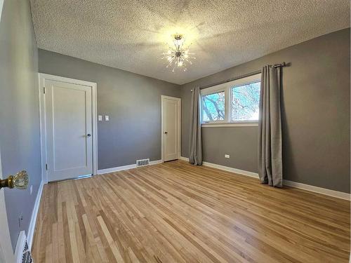 611 17 Street South, Lethbridge, AB - Indoor Photo Showing Other Room