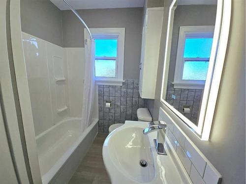 611 17 Street South, Lethbridge, AB - Indoor Photo Showing Bathroom