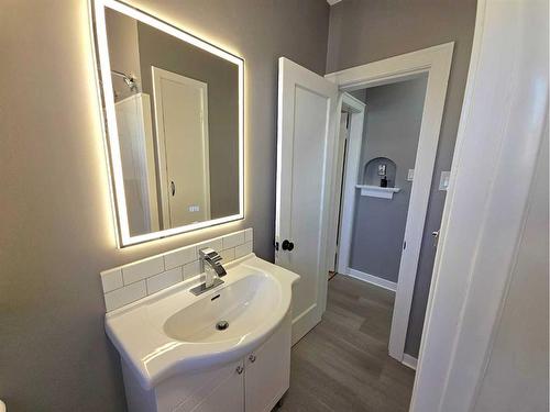 611 17 Street South, Lethbridge, AB - Indoor Photo Showing Bathroom