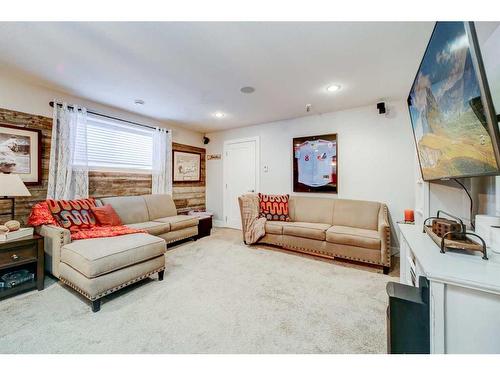 22 Northlander Road West, Lethbridge, AB - Indoor Photo Showing Living Room