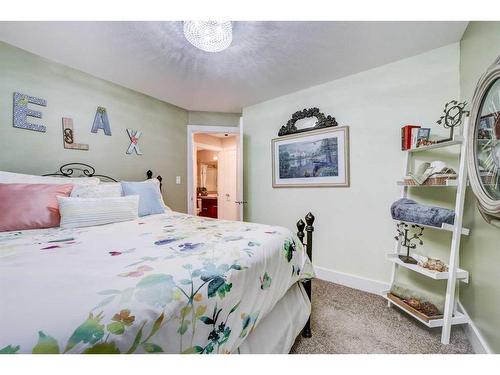 22 Northlander Road West, Lethbridge, AB - Indoor Photo Showing Bedroom