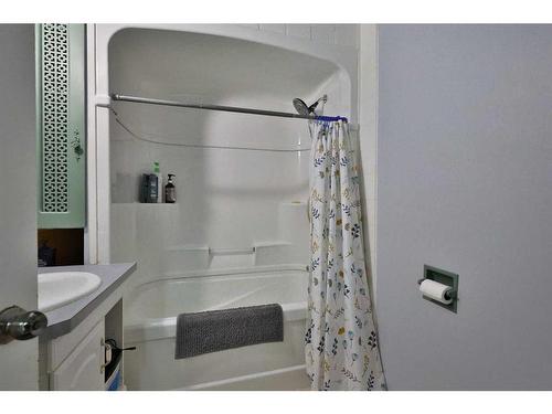 36 E 400 N, Raymond, AB - Indoor Photo Showing Bathroom