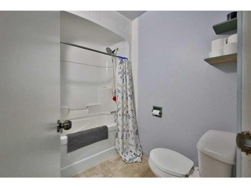 36 E 400 N, Raymond, AB - Indoor Photo Showing Bathroom