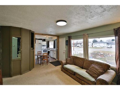 36 E 400 N, Raymond, AB - Indoor Photo Showing Living Room