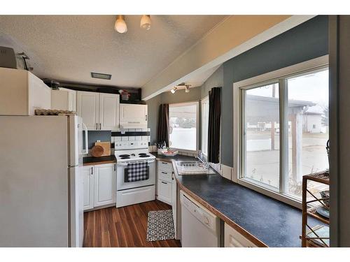 36 E 400 N, Raymond, AB - Indoor Photo Showing Kitchen