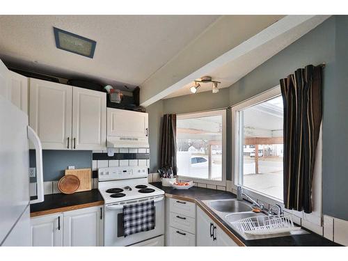 36 E 400 N, Raymond, AB - Indoor Photo Showing Kitchen With Double Sink