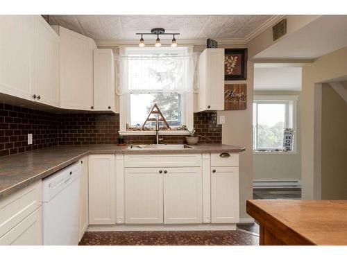 81 E 3 Avenue South, Magrath, AB - Indoor Photo Showing Kitchen