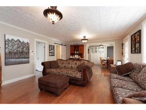 81 E 3 Avenue South, Magrath, AB - Indoor Photo Showing Living Room