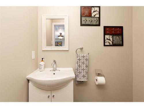 81 E 3 Avenue South, Magrath, AB - Indoor Photo Showing Bathroom