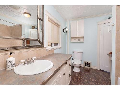 81 E 3 Avenue South, Magrath, AB - Indoor Photo Showing Bathroom