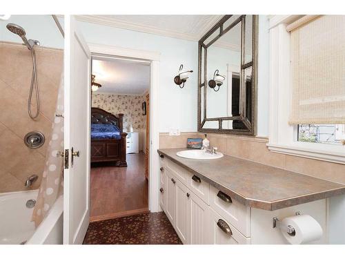 81 E 3 Avenue South, Magrath, AB - Indoor Photo Showing Bathroom