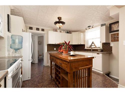 81 E 3 Avenue South, Magrath, AB - Indoor Photo Showing Kitchen