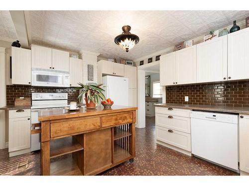 81 E 3 Avenue South, Magrath, AB - Indoor Photo Showing Kitchen