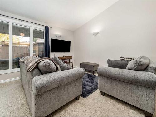 1537 St Francis Road North, Lethbridge, AB - Indoor Photo Showing Living Room