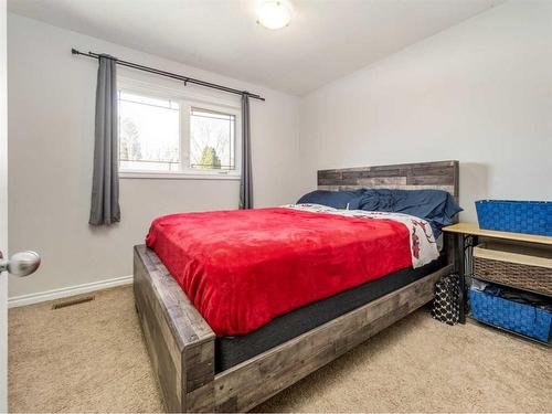 1537 St Francis Road North, Lethbridge, AB - Indoor Photo Showing Bedroom