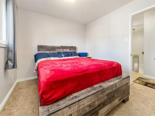 1537 St Francis Road North, Lethbridge, AB - Indoor Photo Showing Bedroom