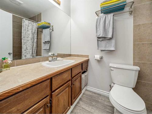 1537 St Francis Road North, Lethbridge, AB - Indoor Photo Showing Bathroom