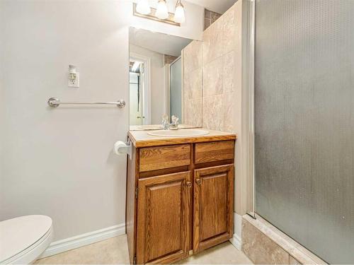 1537 St Francis Road North, Lethbridge, AB - Indoor Photo Showing Bathroom