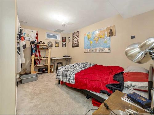 1537 St Francis Road North, Lethbridge, AB - Indoor Photo Showing Bedroom